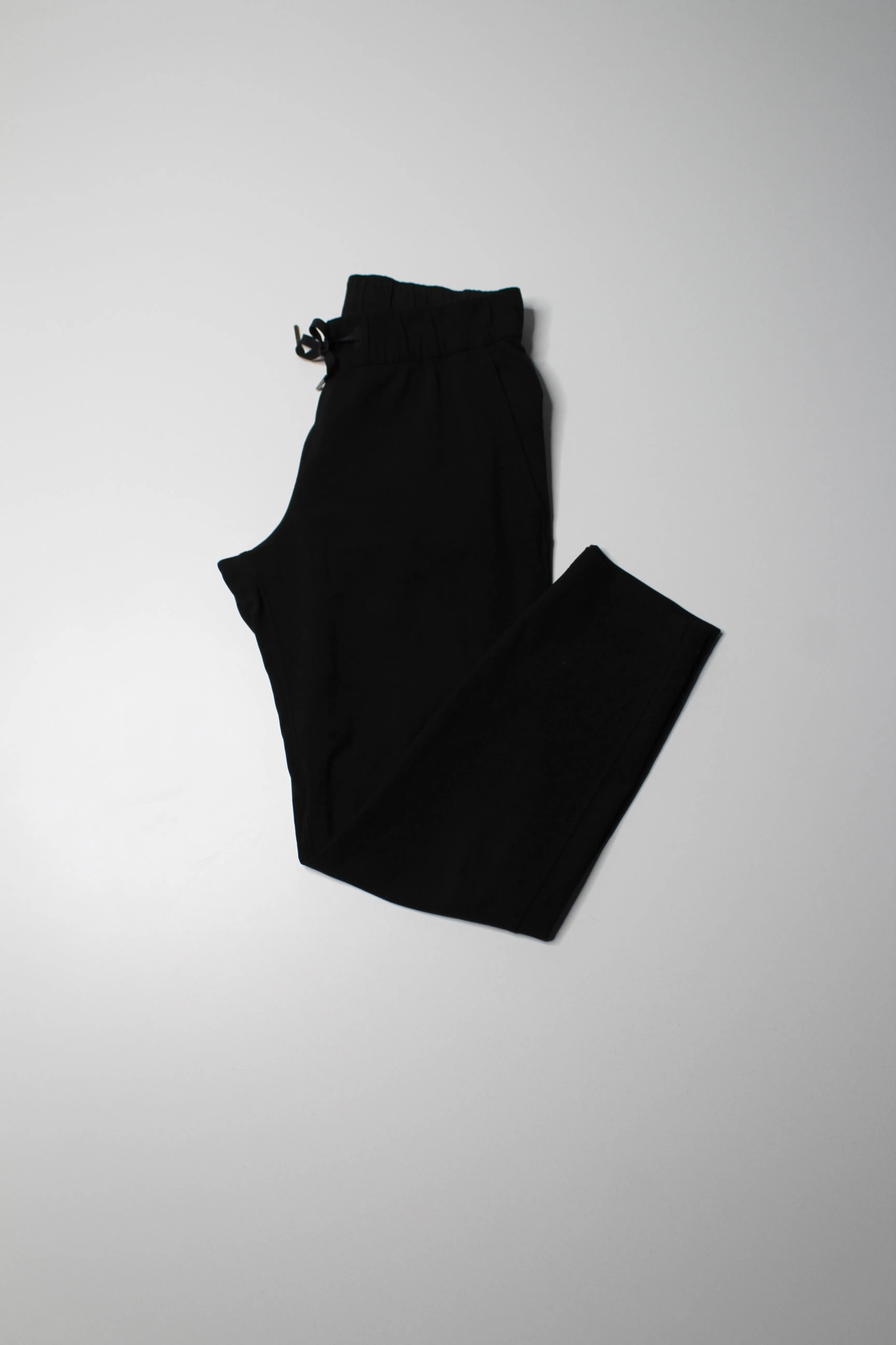 Lululemon black ‘on the fly’ pant, size 4 (27") *woven