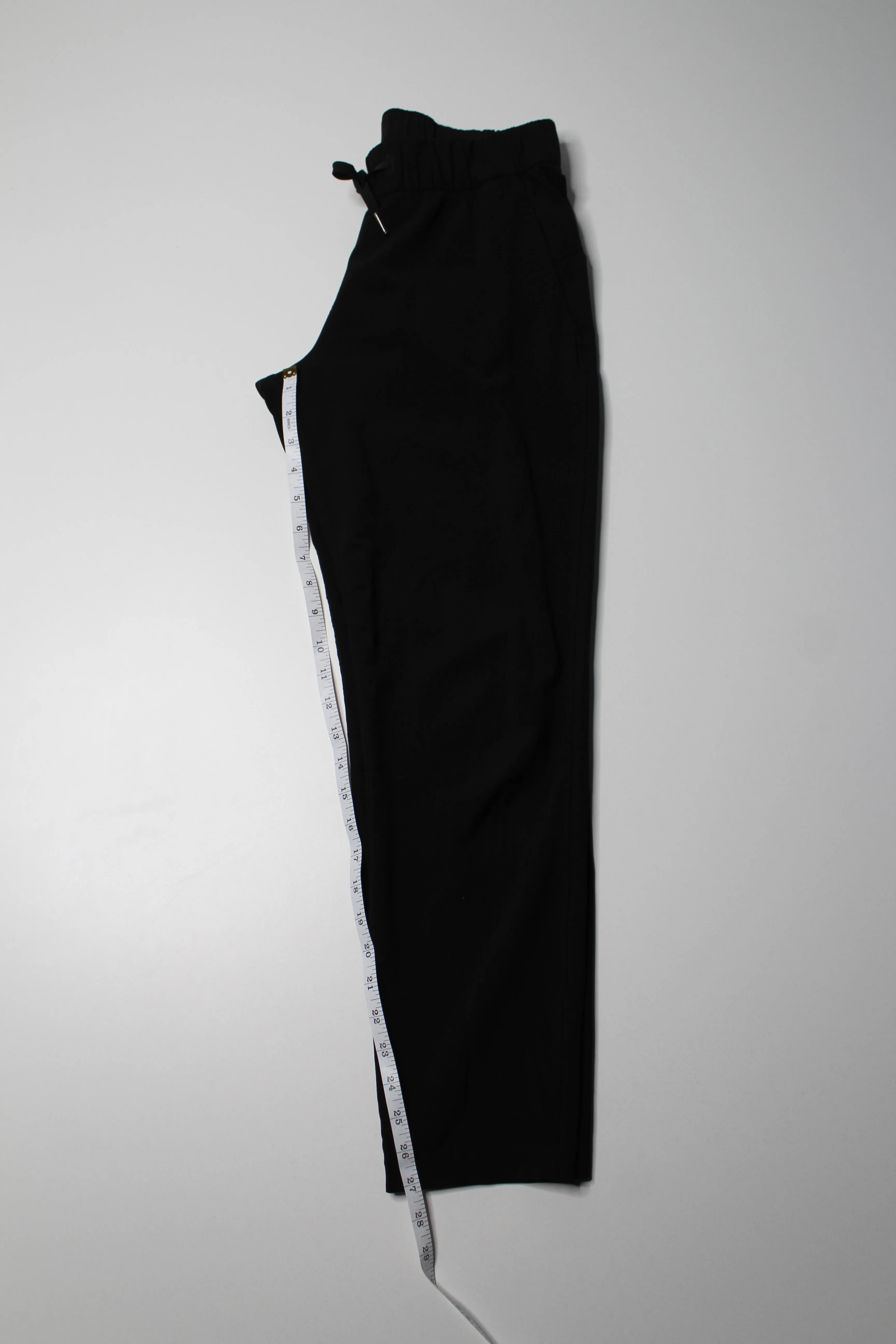 Lululemon black ‘on the fly’ pant, size 4 (27") *woven