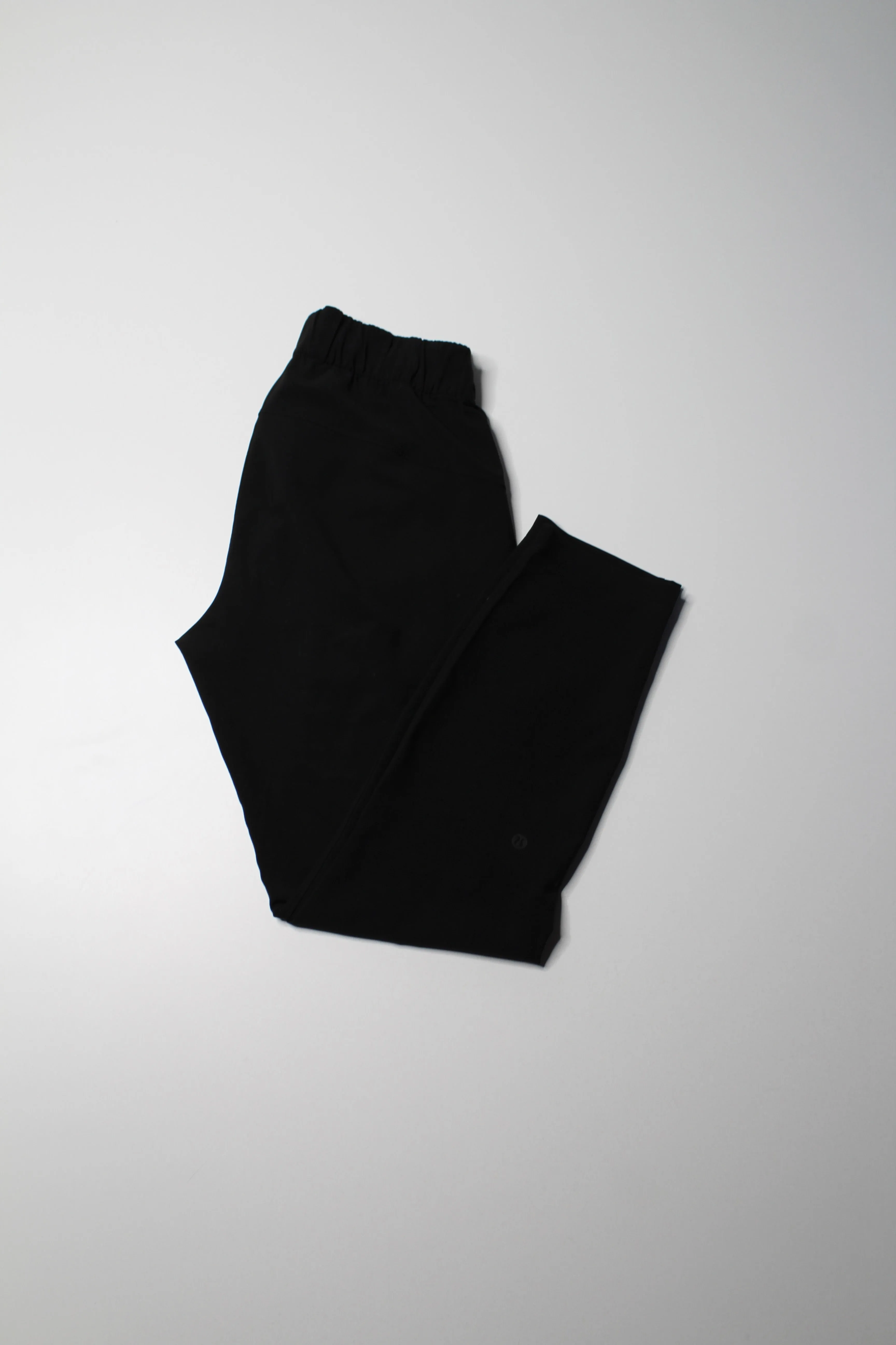 Lululemon black ‘on the fly’ pant, size 4 (27") *woven